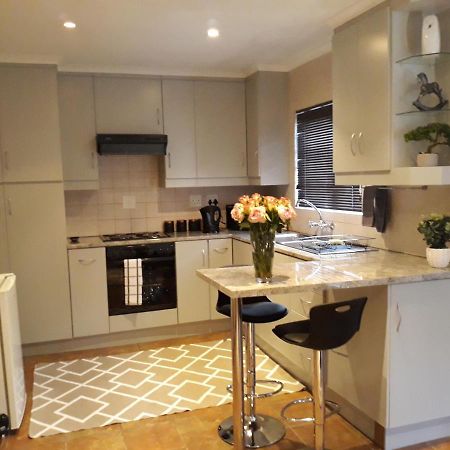 Fancy Pansy Apartment Germiston Bagian luar foto