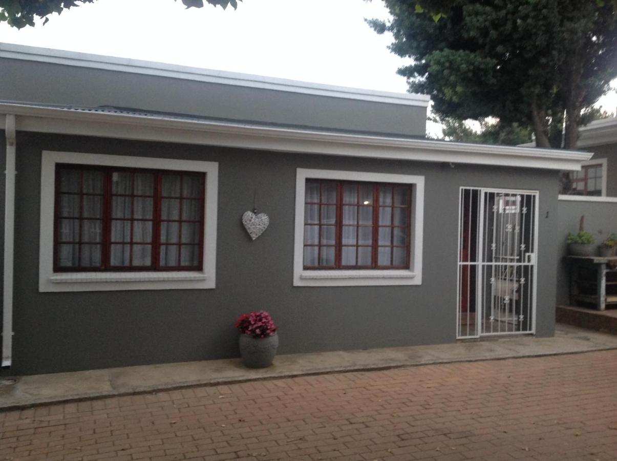 Fancy Pansy Apartment Germiston Bagian luar foto