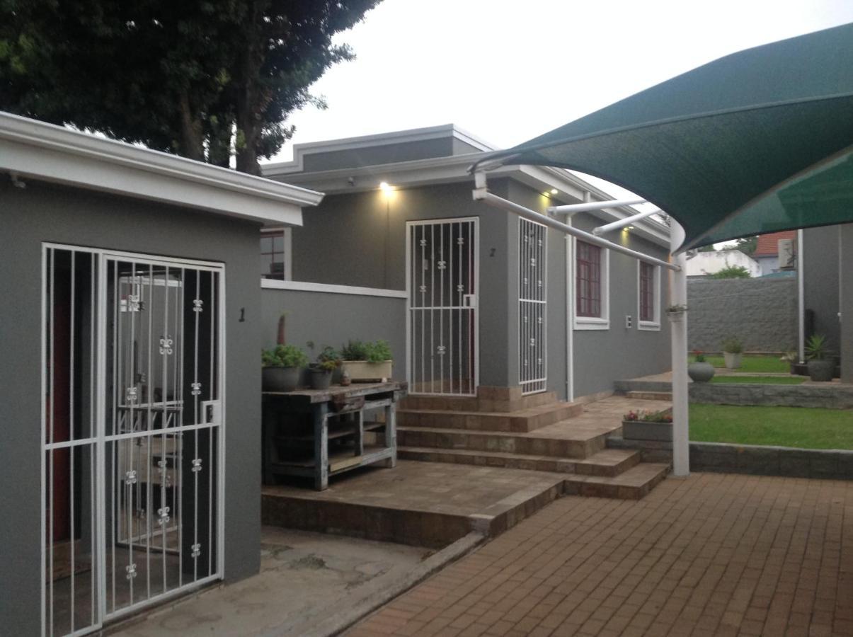 Fancy Pansy Apartment Germiston Bagian luar foto