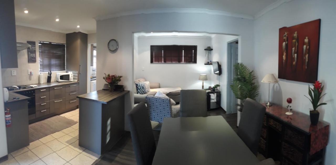 Fancy Pansy Apartment Germiston Bagian luar foto