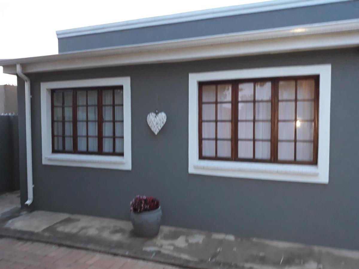 Fancy Pansy Apartment Germiston Bagian luar foto