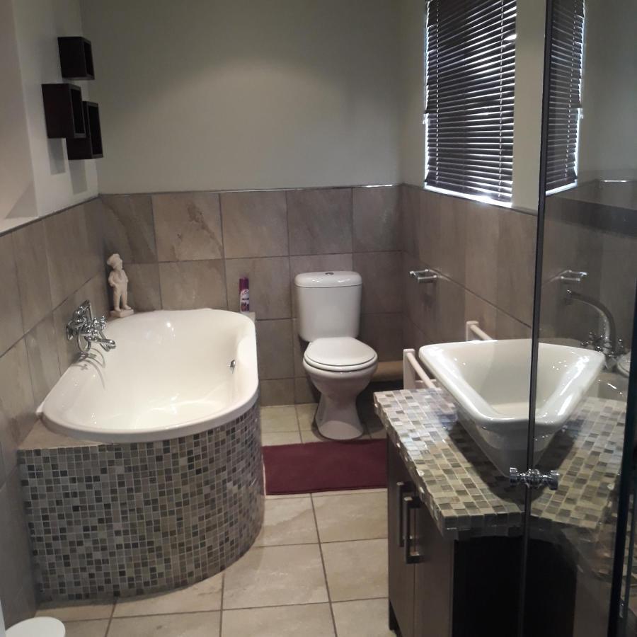 Fancy Pansy Apartment Germiston Bagian luar foto
