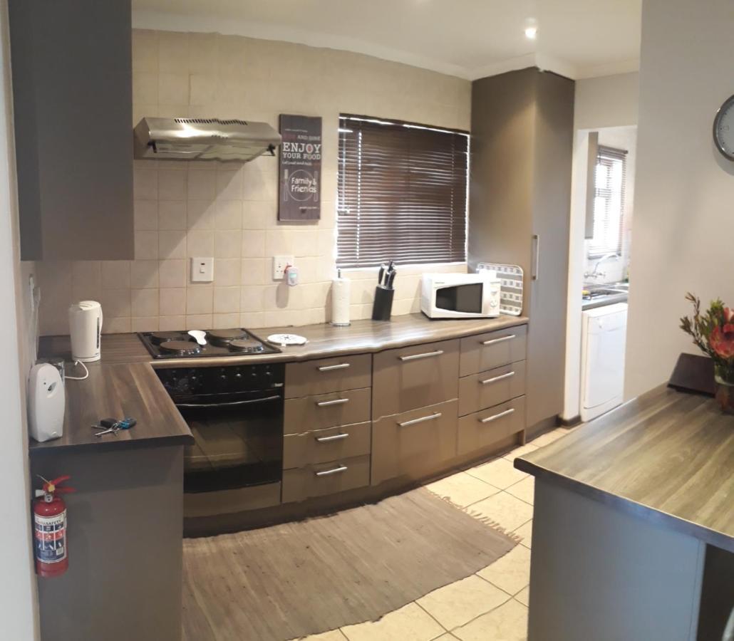 Fancy Pansy Apartment Germiston Bagian luar foto