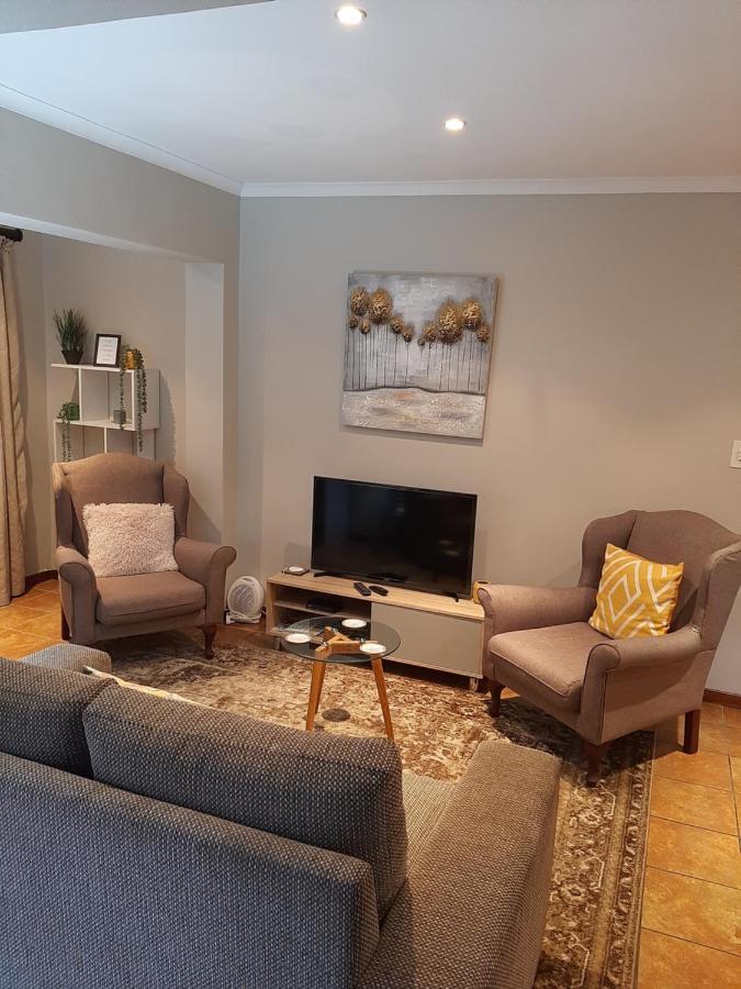 Fancy Pansy Apartment Germiston Bagian luar foto