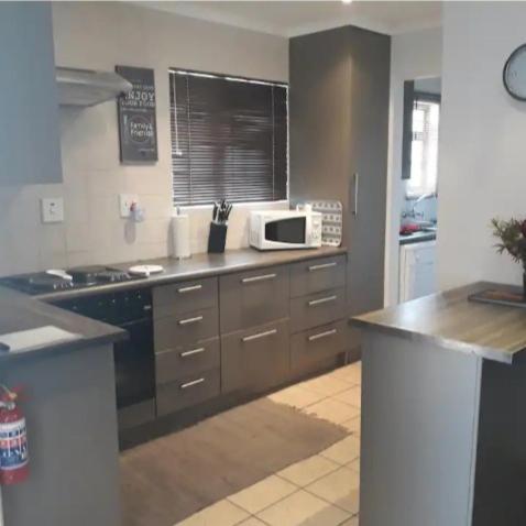 Fancy Pansy Apartment Germiston Bagian luar foto