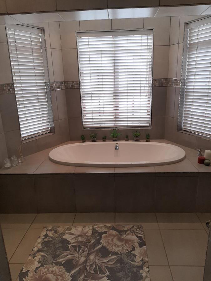 Fancy Pansy Apartment Germiston Bagian luar foto